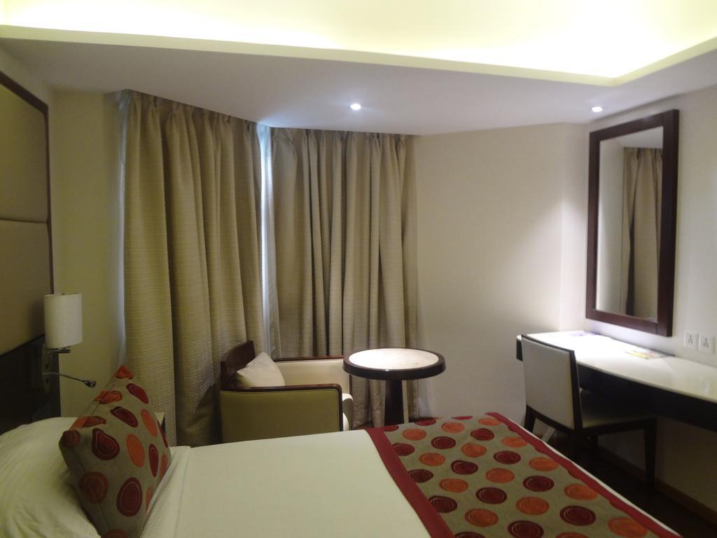 Ramee Guestline Hotel Juhu Мумбаи Экстерьер фото