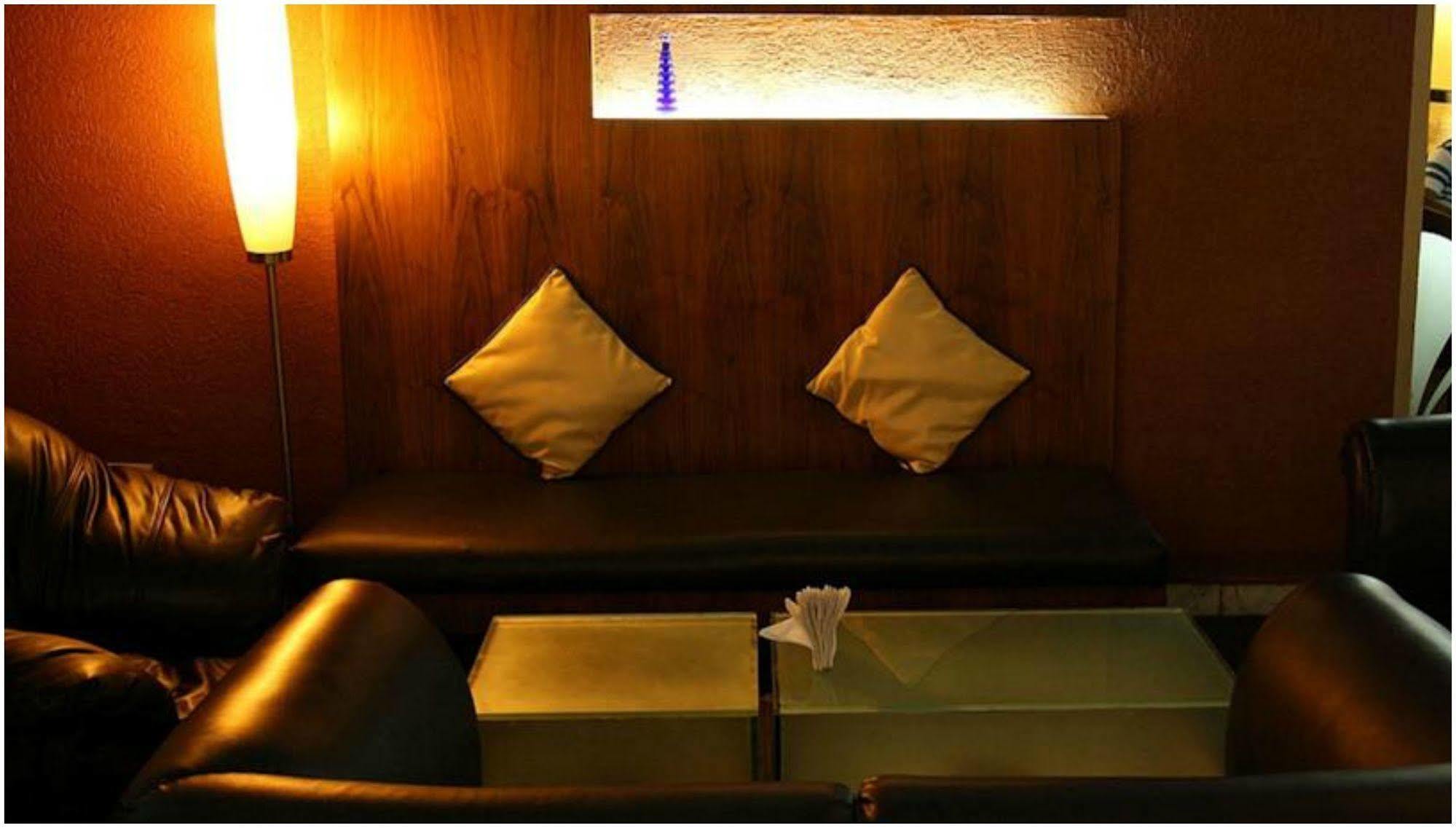 Ramee Guestline Hotel Juhu Мумбаи Экстерьер фото