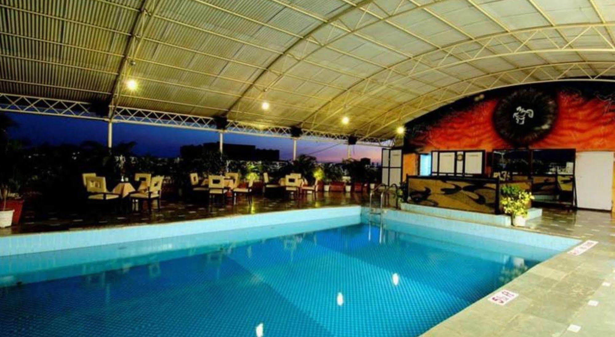 Ramee Guestline Hotel Juhu Мумбаи Экстерьер фото